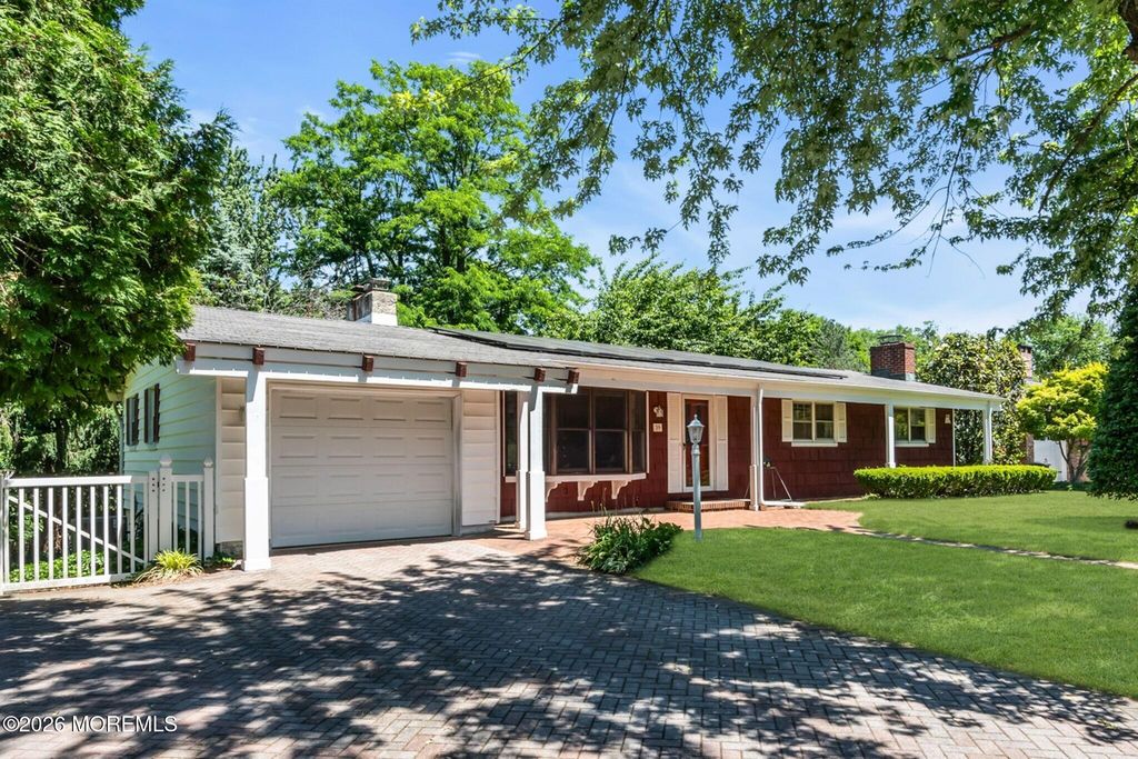 39 Court Drive, Shrewsbury Boro, NJ 07702