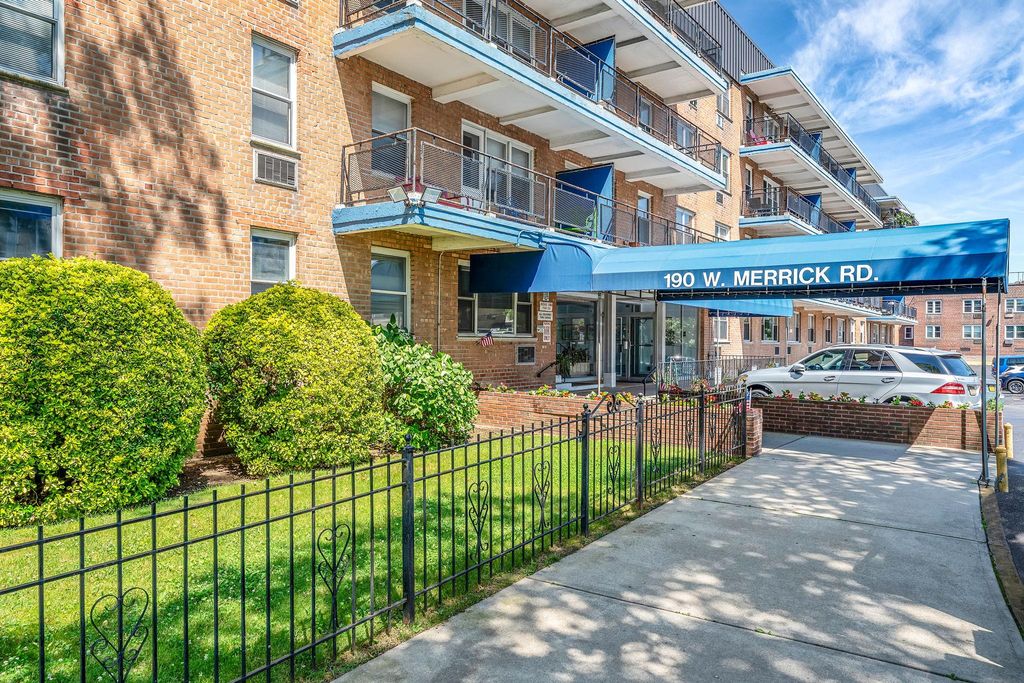 190 W Merrick Road 4E, Freeport, NY 11520