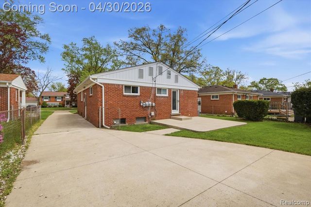 2915 Oliver Road, Royal Oak, MI 48073