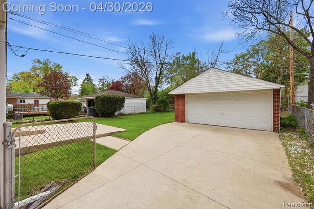 2915 Oliver Road, Royal Oak, MI 48073