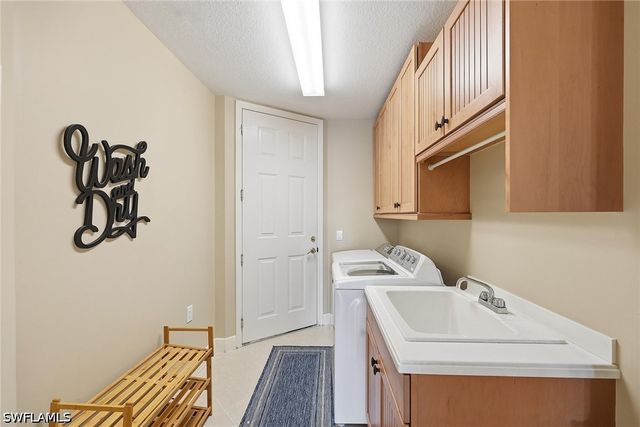 9243 Tesoro LN 2, Naples, FL 34114