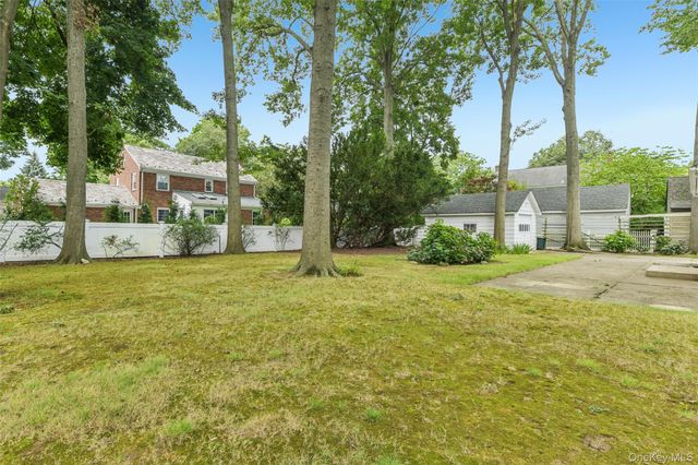 204 Auburn Street, East Williston, NY 11596
