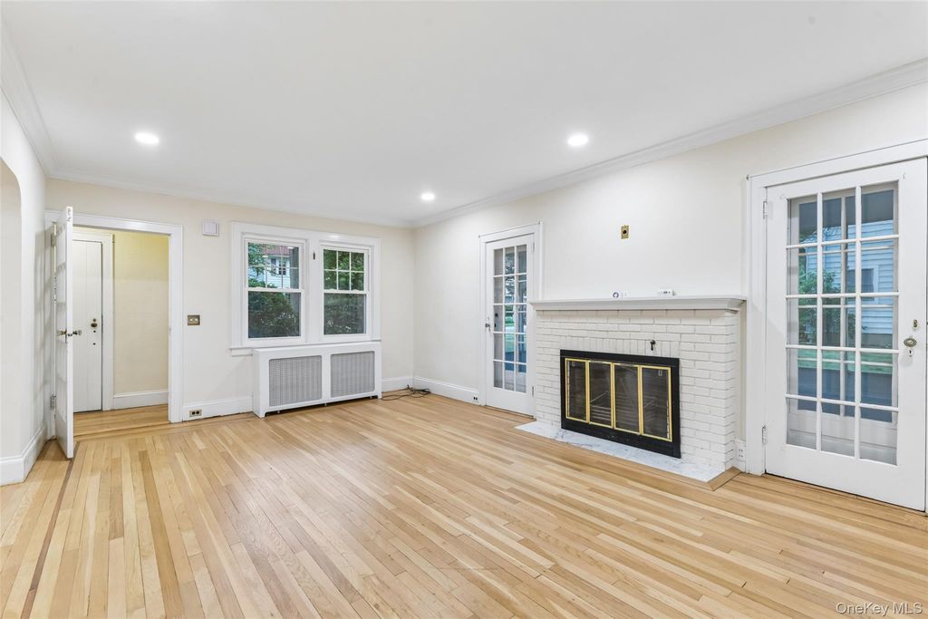 204 Auburn Street, East Williston, NY 11596 — photo 3