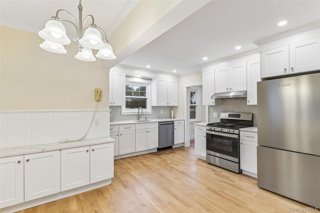 204 Auburn Street, East Williston, NY 11596 — photo 4