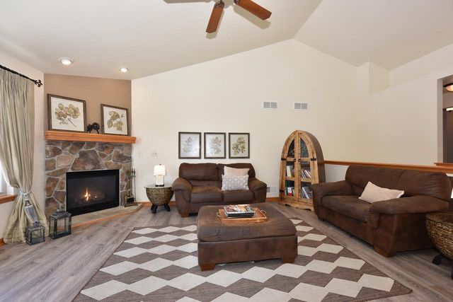 431 Thurow DRIVE, Oconomowoc, WI 53066