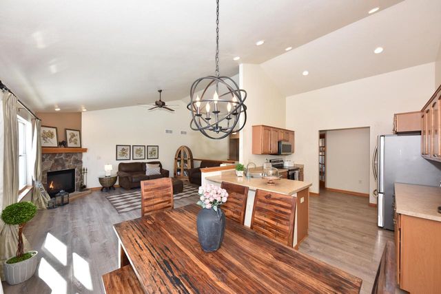 431 Thurow DRIVE, Oconomowoc, WI 53066