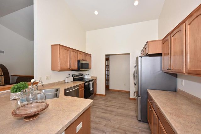 431 Thurow DRIVE, Oconomowoc, WI 53066