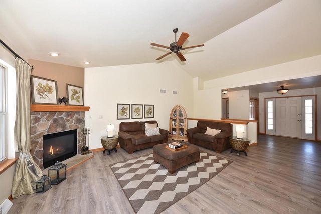 431 Thurow DRIVE, Oconomowoc, WI 53066