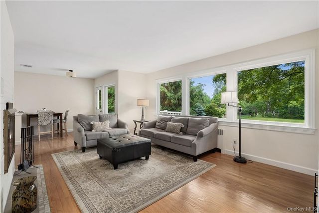 30 Palmer Lane, Thornwood, NY 10594