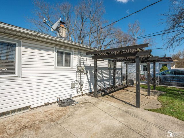 31583 Lafler Drive, Rockwood, MI 48173