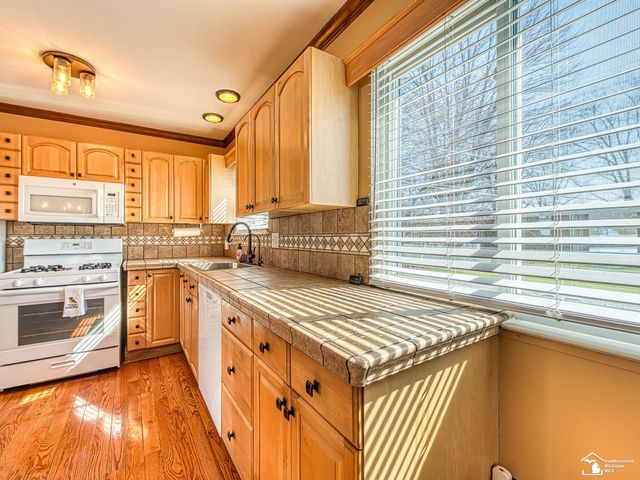 31583 Lafler Drive, Rockwood, MI 48173