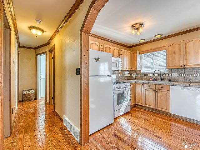 31583 Lafler Drive, Rockwood, MI 48173