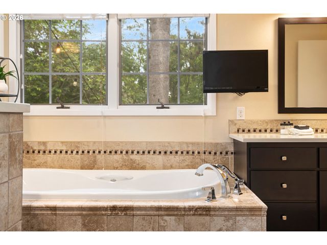 5312 AMBERWOOD Ct, Lake Oswego, OR 97035