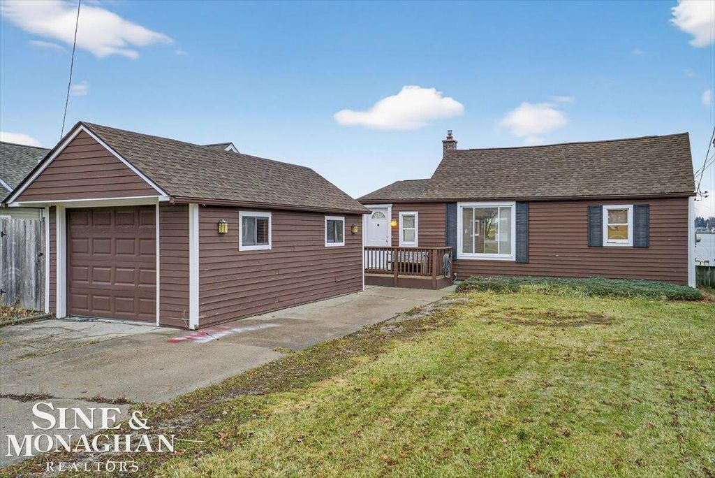 1551 Oakland Avenue, St Clair, MI 48079