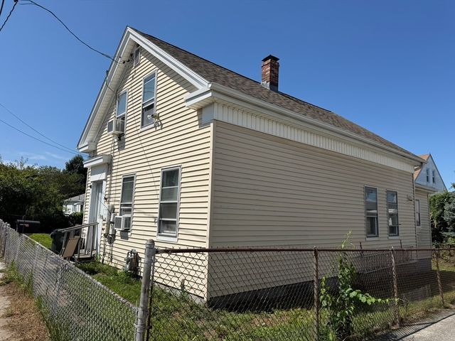 15 Allen St, Fall River, MA 02724