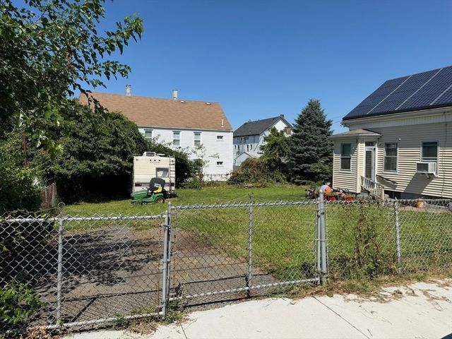 15 Allen St, Fall River, MA 02724