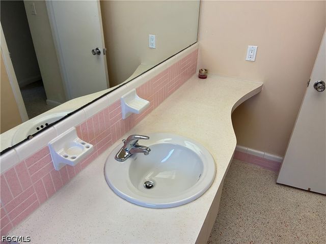 3709 SE 17th PL, Cape Coral, FL 33904