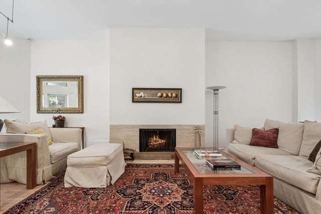 23 E Goethe Street B, Chicago, IL 60610
