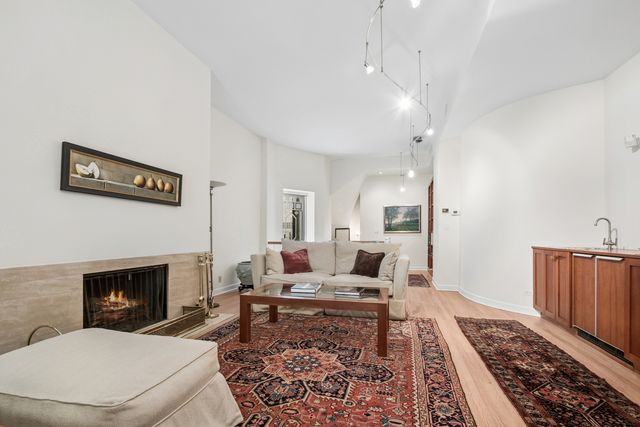 23 E Goethe Street B, Chicago, IL 60610
