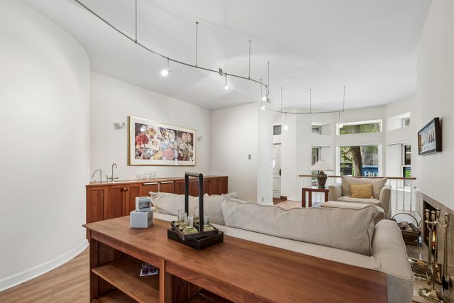 23 E Goethe Street B, Chicago, IL 60610