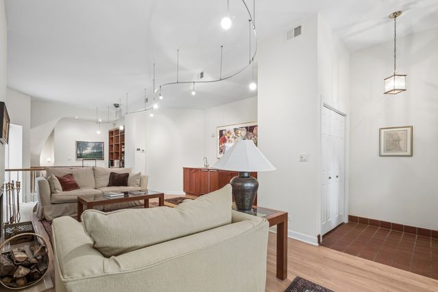 23 E Goethe Street B, Chicago, IL 60610