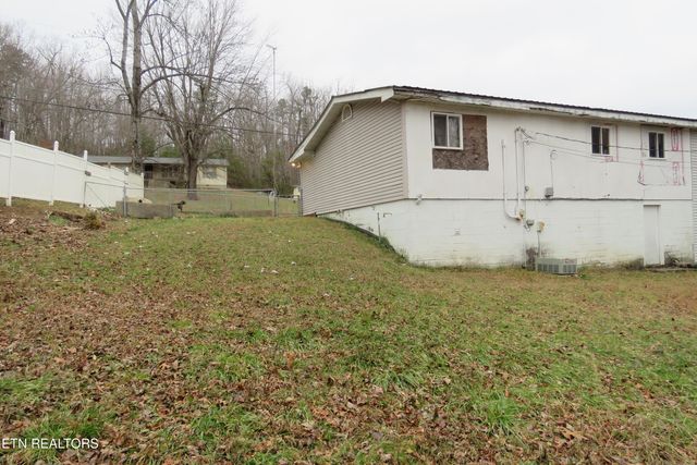 2783 Hillwood St, Monterey, TN 38574
