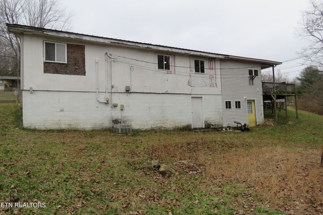 2783 Hillwood St, Monterey, TN 38574