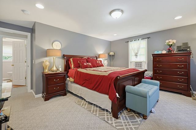 17 Bolton St, Worcester, MA 01604