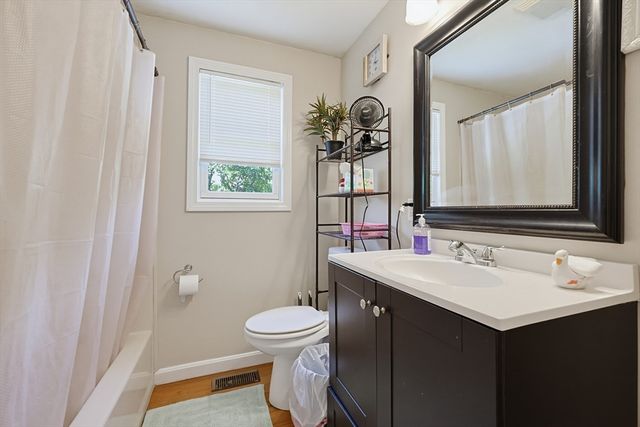 17 Bolton St, Worcester, MA 01604