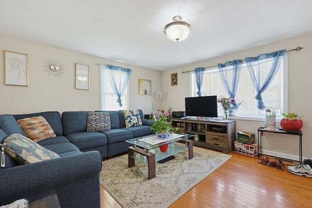 17 Bolton St, Worcester, MA 01604