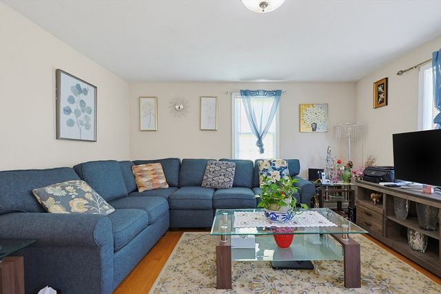 17 Bolton St, Worcester, MA 01604