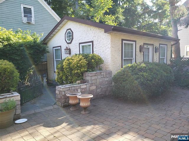 216 N Ross Place, Ho-ho-kus, NJ 07423