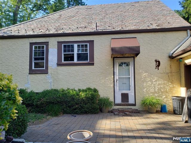 216 N Ross Place, Ho-ho-kus, NJ 07423