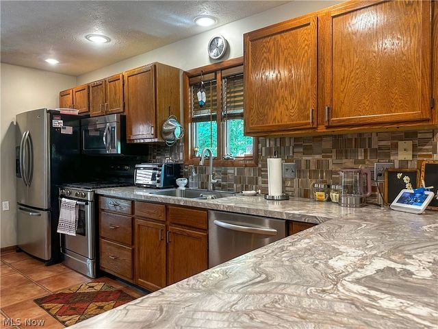 340 Tibbetts Wick Road, Girard, OH 44420