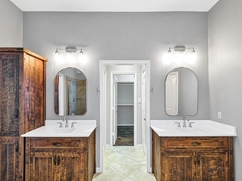 Image 10 of property listing at 2818 Red Maple Drive, Katy, TX 77494