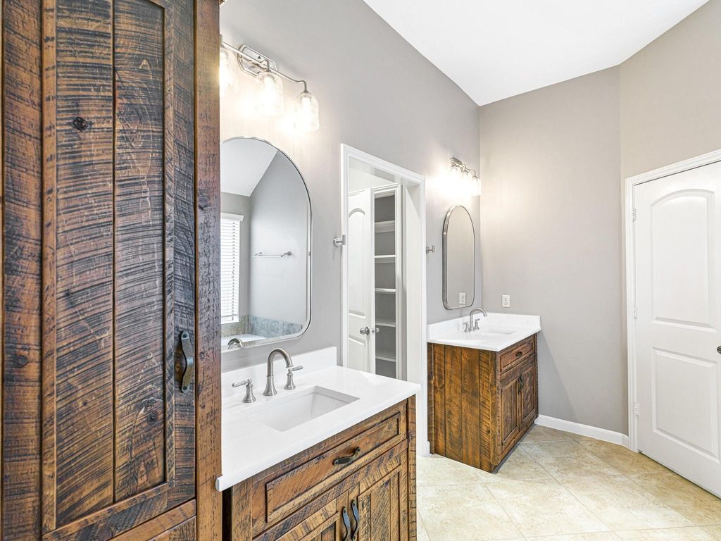 Image 11 of property listing at 2818 Red Maple Drive, Katy, TX 77494