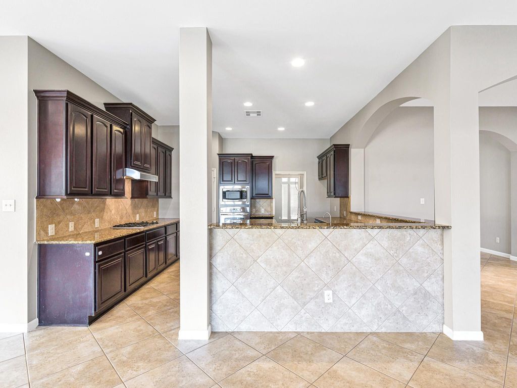 Image 15 of property listing at 2818 Red Maple Drive, Katy, TX 77494