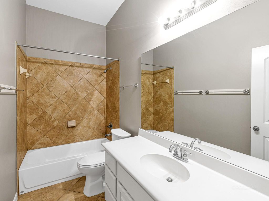 Image 16 of property listing at 2818 Red Maple Drive, Katy, TX 77494