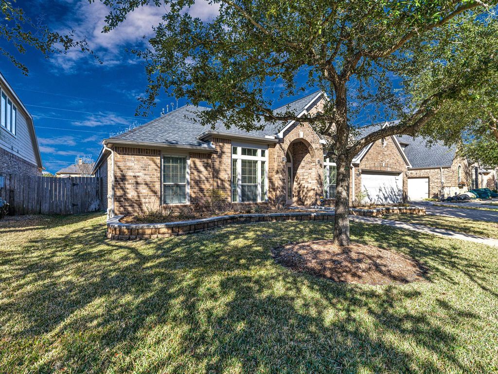 Image 2 of property listing at 2818 Red Maple Drive, Katy, TX 77494