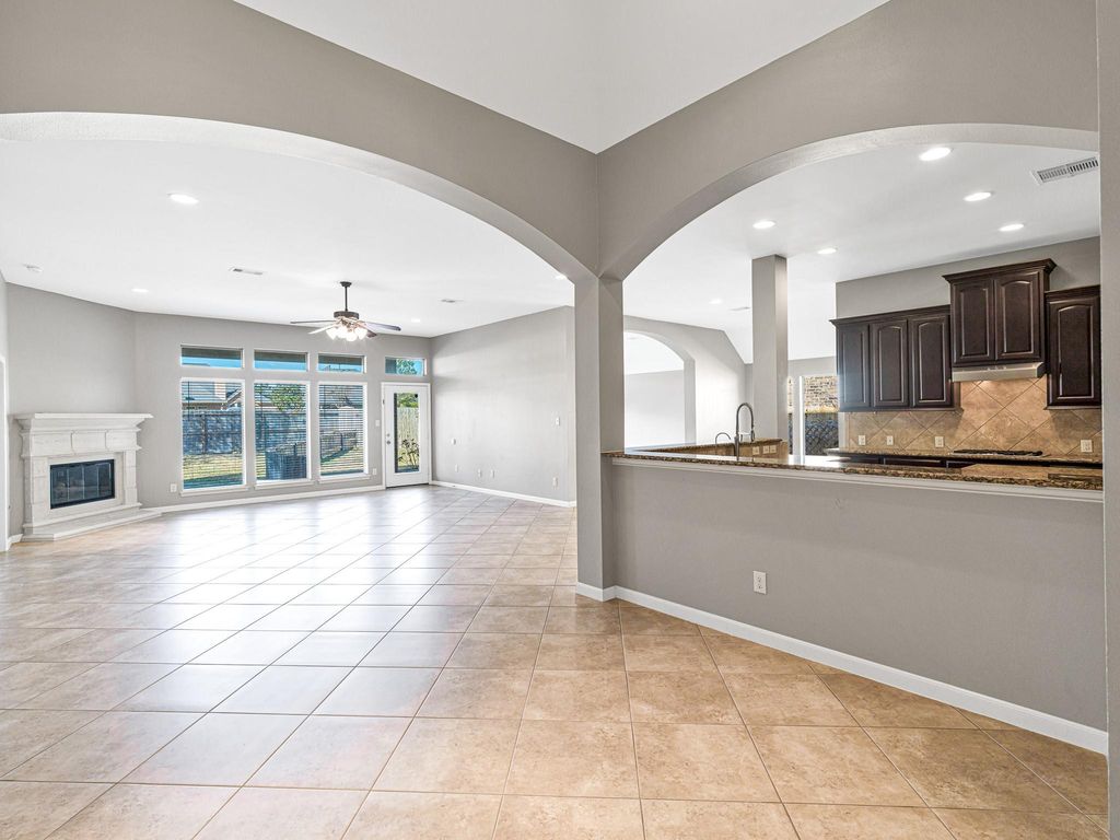 Image 20 of property listing at 2818 Red Maple Drive, Katy, TX 77494