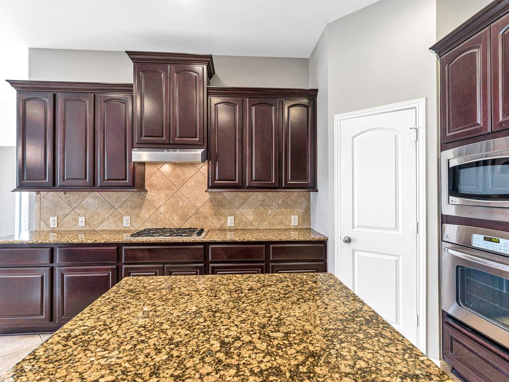 Image 23 of property listing at 2818 Red Maple Drive, Katy, TX 77494