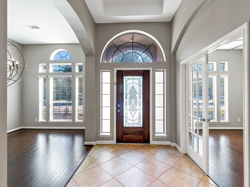 Image 3 of property listing at 2818 Red Maple Drive, Katy, TX 77494