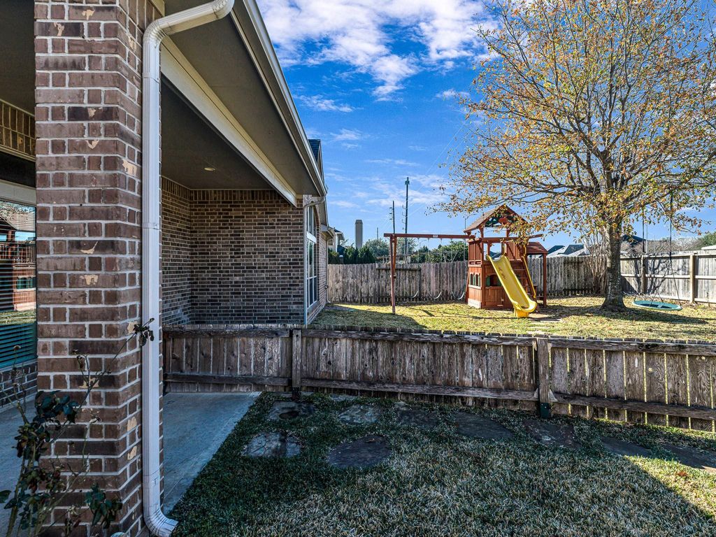 Image 37 of property listing at 2818 Red Maple Drive, Katy, TX 77494