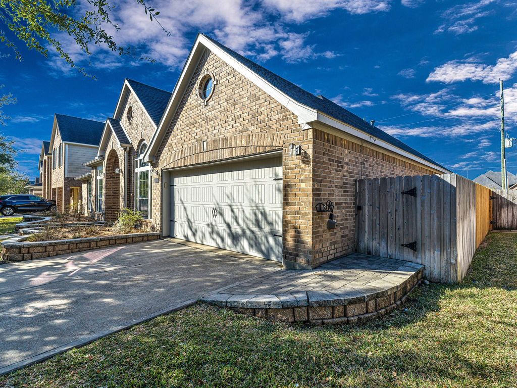 Image 39 of property listing at 2818 Red Maple Drive, Katy, TX 77494