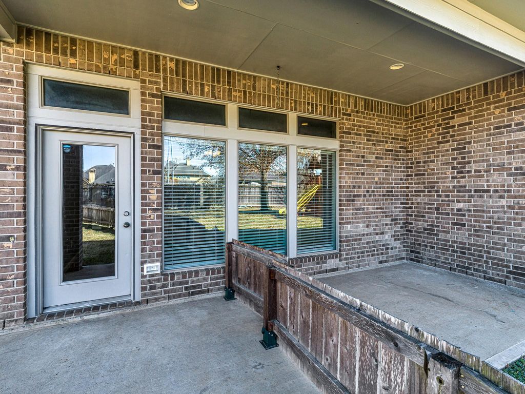Image 40 of property listing at 2818 Red Maple Drive, Katy, TX 77494