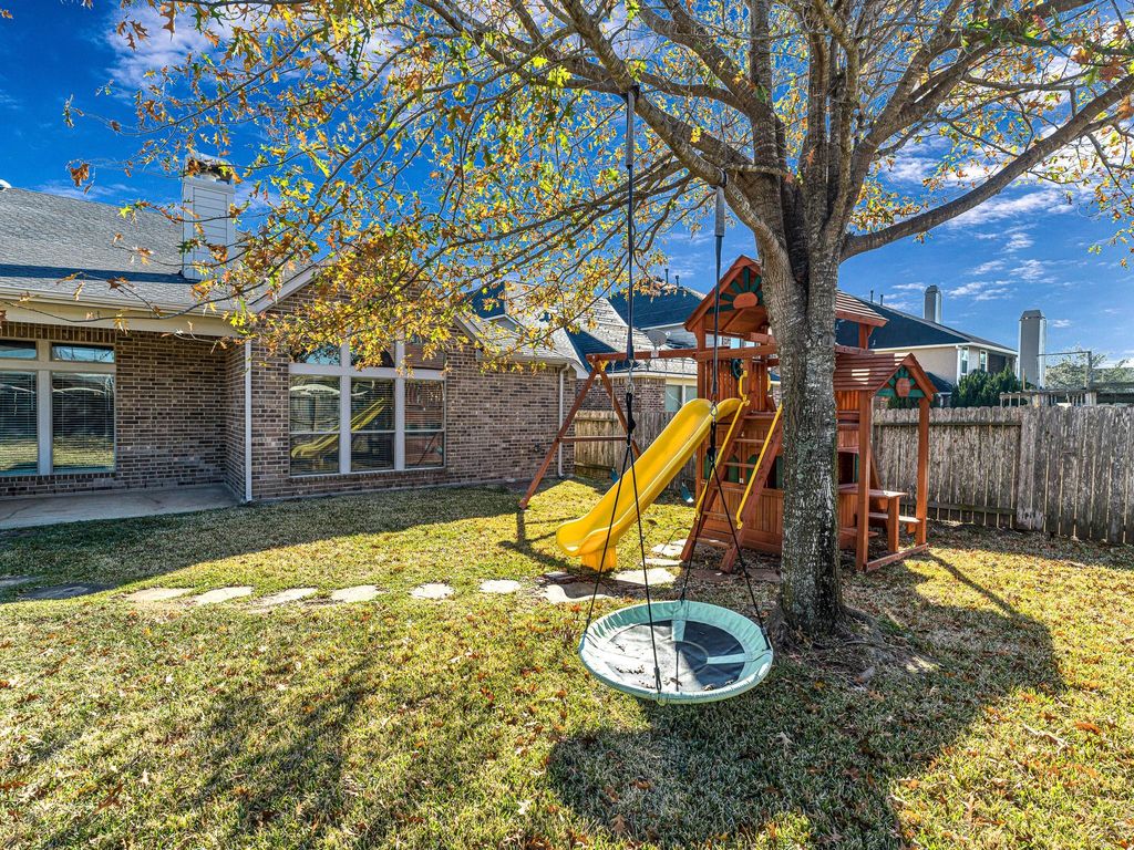 Image 43 of property listing at 2818 Red Maple Drive, Katy, TX 77494