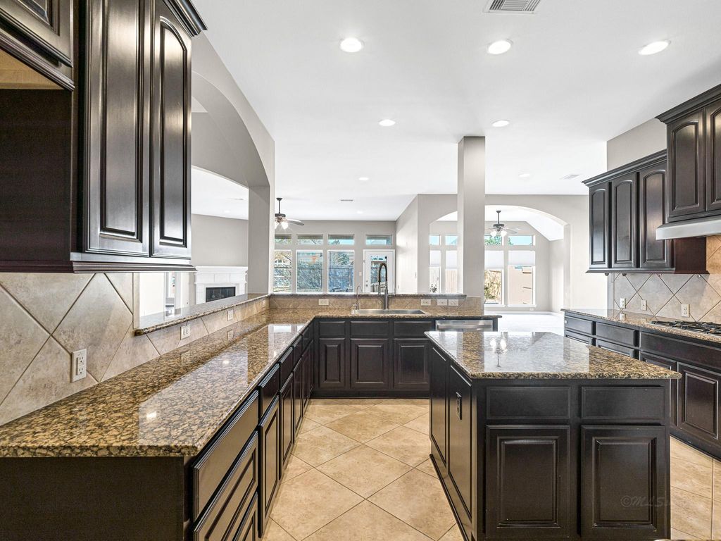 Image 7 of property listing at 2818 Red Maple Drive, Katy, TX 77494