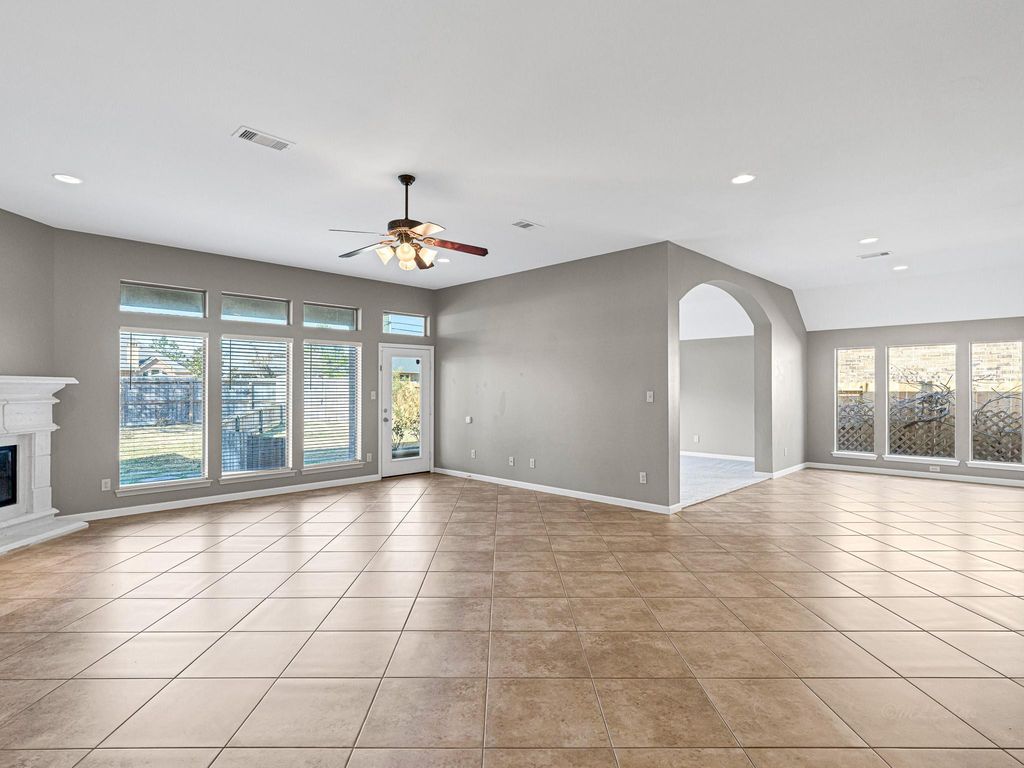 Image 8 of property listing at 2818 Red Maple Drive, Katy, TX 77494