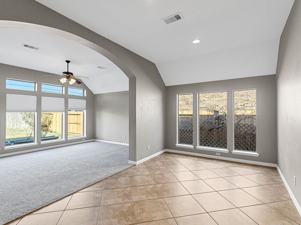 Image 9 of property listing at 2818 Red Maple Drive, Katy, TX 77494