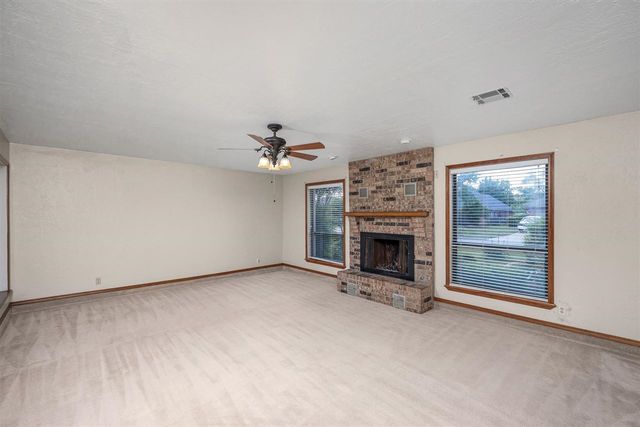 2415 NE 9th St, Lawton, OK 73507